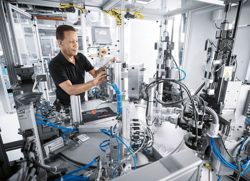 Blick in die Technologiefabrik von Festo in Scharnhausen: In der spanenden Fertigung werden die Dichtungen maschinell in die zuvor gefertigten Ventilpatronen eingesetzt. (Bild: Festo)