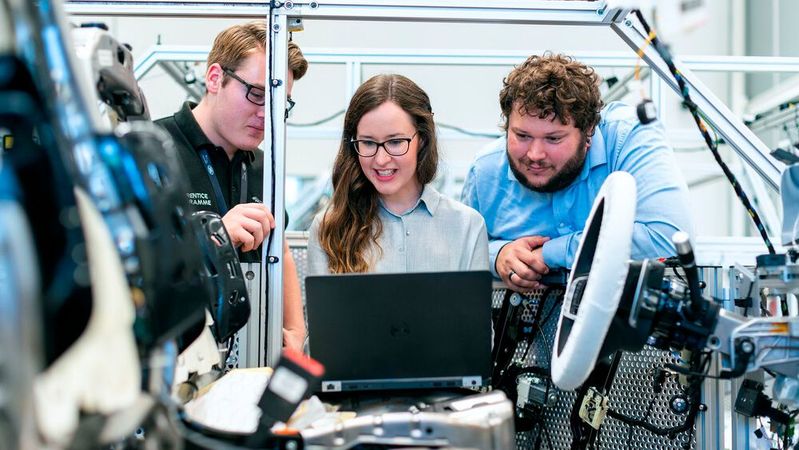 Die schleppende Digitalisierung in Deutschland vergräzt vielen Unternehmen ein Engagement in der Bundesrepublik. Auch die Rahmenbedingungen für qualifizierte Fachkräfte aus dem Ausland sind eher suboptimal. Die schleppende Digitalisierung in Deutschland vergräzt vielen Unternehmen ein Engagement in der Bundesrepublik. Auch die Rahmenbedingungen für qualifizierte Fachkräfte aus dem Ausland sind eher suboptimal.