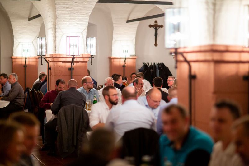 Bei den Förderprozessforen durfte auch der Austausch und natürlich die gemeinsame Entspannung am Abend nicht fehlen. Auf der Festung Marienberg konnten die Teilnehmerinnen und Teilnehmer zusammen essen und den informativen Kongresstag ausklingen lassen. (BKfotografik / PROCESS)