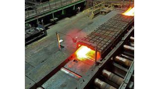 So gelingt die Dickenmesssystem für Stahlhalbzeuge mit einem der beiden Radarsensoren in der Mitte des Messrahmens im Warmwalzwerk. (Bild: Arcelormittal)