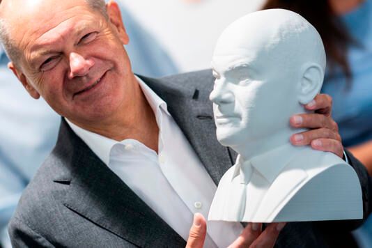 Bundeskanzler Olaf Scholz (SPD) fasst sich buchstäblich an den Kopf! Denn im Rahmen seines Besuchs beim Hasso-Plattner-Institut bekam er eine Büste von sich überreicht, die man dort per additiver Fertigung hergestellt hat.(Bild:  dpa)