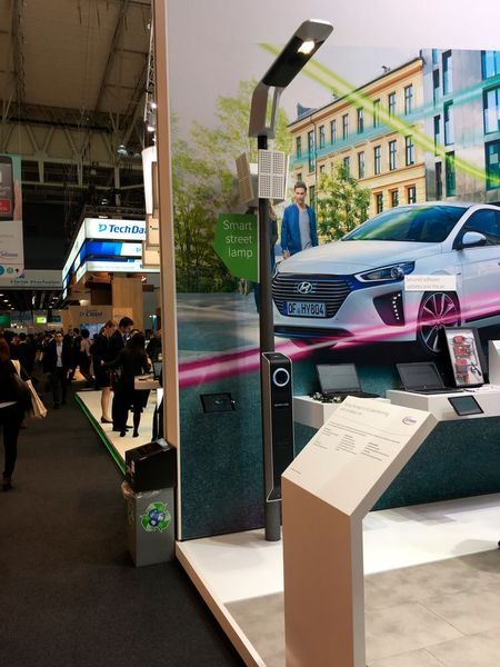 Infineon stellt eine neue Lade-Lampe aus. In die Straßenlaterne hat der Halbleiter-Experte eine Steckdose integriert, an der E-Autos Strom tanken können. (SP-X/Michael Gebhardt)