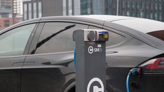 Keine Ladesäulenpflicht für alle bestehenden Gewerbeparkplätze: In England sind entsprechende Pläne zurückgezogen worden. (Bild: Tesla Model X at a GMEV charging point / JCT 600 / CC BY-SA 2.0)