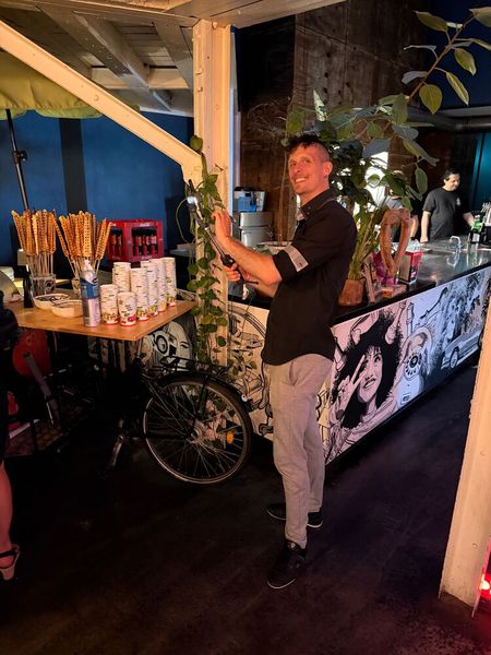 Die Gäste genießen das kulinarische Essen und Oliver Wyss (Littlebit) muss den ganzen Abend arbeiten. (Bild: Vogel IT-Medien)