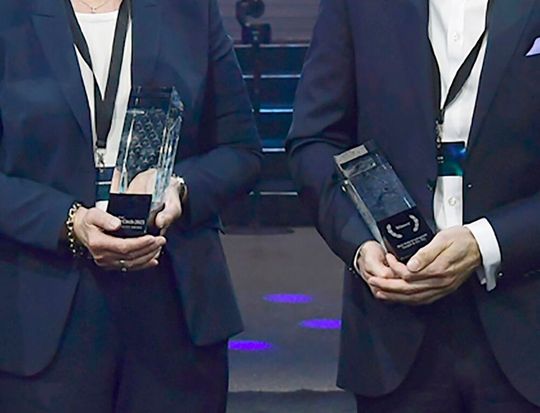 Geschafft! Nahaufnahme des Mercedes-Benz Supplier Award 2023, den sich seit Kurzem auch BLG Logistics in die Vitrine stellen darf. Das Unternehmen hat den Award für das grüne Leuchtturmprojekt „C3 Bremen“ gewonnen.(Bild:  KD Busch.com)