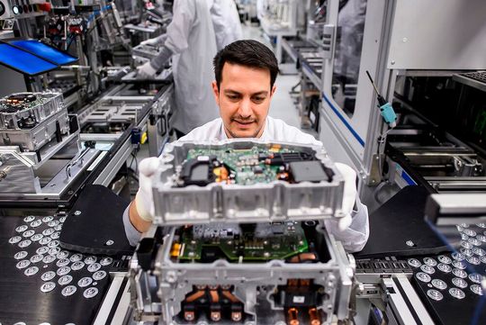 Zur Expertise des Automobilzulieferers Vitesco gehören elektronische Systeme, die etwa für das Batteriemanagement von Elektromobilen dienen. Dieses Know-how hat dem Unternehmen jetzt Milliardenaufträge ins Haus gebracht.(Bild:  Vitesco)