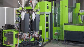 Mit diesem Reaktivaggregat gibt Engel den Kunststoffverarbeitern ein neues System an die Hand, mit dem sie sich die In-situ-Polymerisation für die Herstellung faserverstärkter, thermoplastischer Kunststoffbauteile auf Polyamidbasis besonders kompakt ins Haus holen können. (Engel Austria)