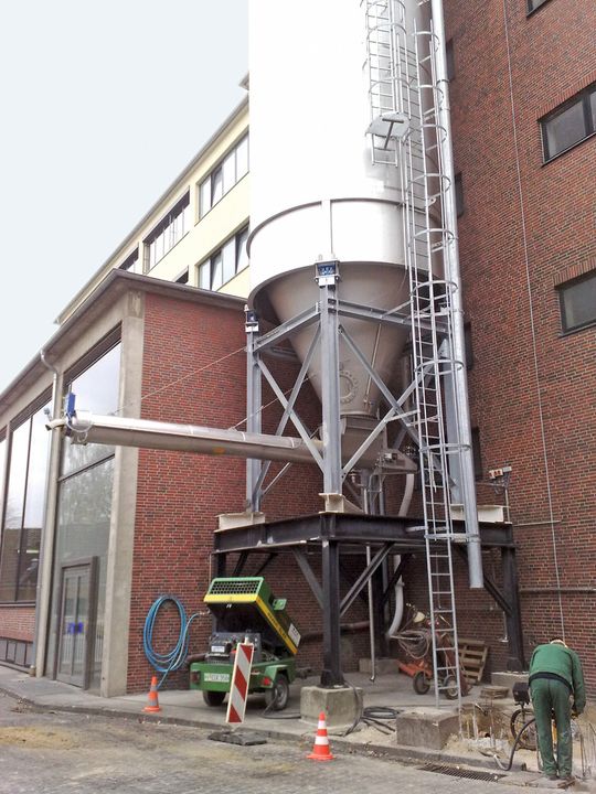 Das auf dem Foto dargestellte Silo wurde auf vier Safemount - Wägemodulen mit je 40t Messbereich gelagert(Bild:  Hense Wägetechnik)
