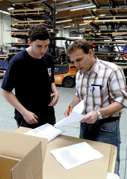 In der Ausbildungabteilung bespricht Udo Ohrnberger, Leiter des Ausbildungszentrums bei LTI in Berlichingen, mit einem Auszubildenden einen Auftrag.Bild: Kuhn (Archiv: Vogel Business Media)