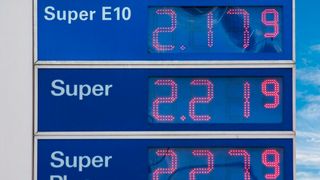 Der Spritpreis steigt tendenziell weiter, aber weniger deutlich als in den Tagen nach Ausbruch des Kriegs am Persischen Golf. (Bild: frei lizenziert/mit Google Gemini bearbeitet)