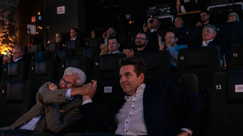 Der Gesamtsieger wurde erst auf der Verleihung selbst verraten. Umso größer war die Freude bei den Vertretern von Emil Frey. (Bild: Stefan Bauswein)