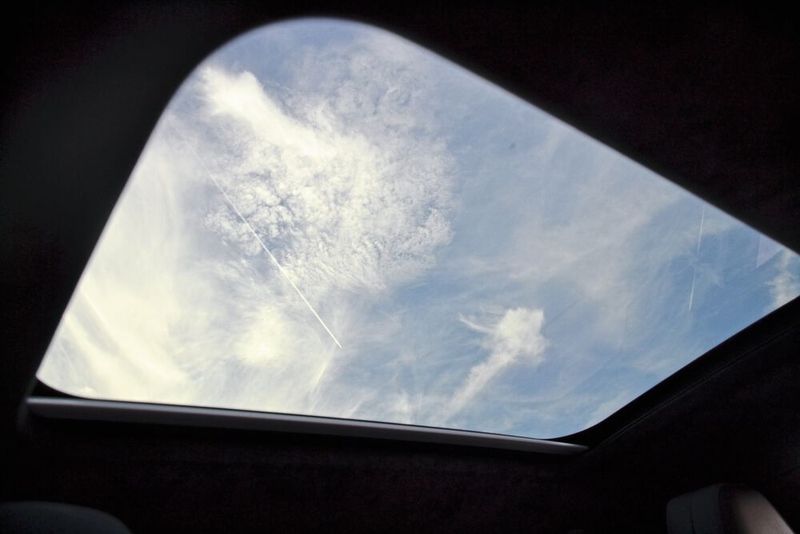 Das Panoramadach gibt es für knapp über 2.000 Euro Aufpreis. (Simon / »kfz-betrieb«)