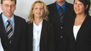 Klaus Herzog, Leiter Recht und Schaden der Car Garantie, (2.v.re.) und Udo Strittmatter, Leiter CallCenterRecht, mit  den Damen des Teams CallCenterRecht. (Archiv: Vogel Business Media)