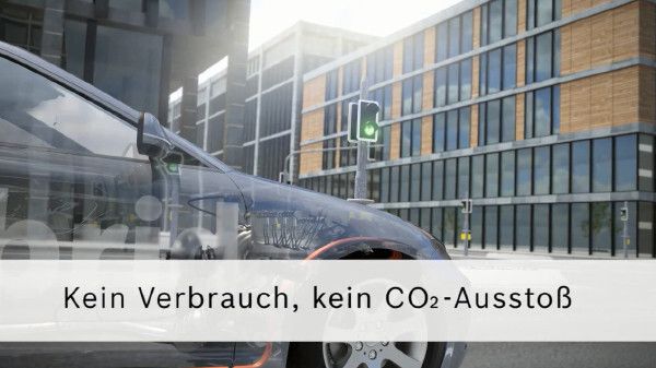 Beim Stillstand des Fahrzeugs wird der Verbrennungsmotor abgeschaltet (Bosch)