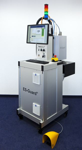Mit dem mobilen ES-Guard der Boraident GmbH lassen sich per Laser zerstörungsfreie Markierungen auf der Oberfläche von Flachglas herstellen. Die Maschine ist für den Einsatz am Einlauf-Beladetisch eines ESG-Ofens konzipiert. (Bild: Boraident)