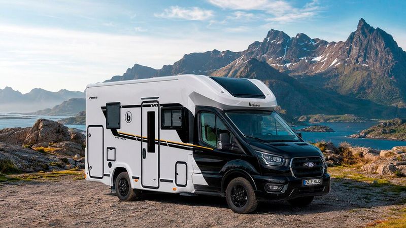 Die Alternative zu Einzel- oder Queensbett-Grundrissen wird, wie der 6,40 Meter lange, neue Teilintegrierte Yrteo Y885 der spanischen Marke Benimar, fast ausschließlich mit einem Hubbett für zwei Personen kombiniert. (Bild: Benimar)