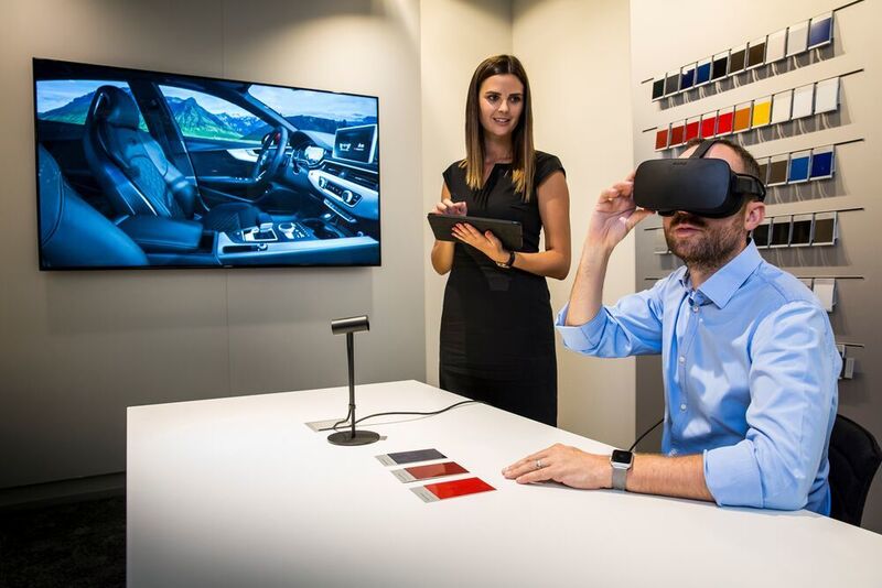 Audi lässt Autokäufer heute bereits per VR-Brille vor der Auslieferung in ihrem konfigurierten Neuwagen Probe sitzen.  (AUDI AG)