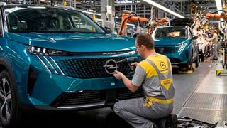 In einer neuen Zweiklassengesellschaft soll Opel von Stellantis deutlich weniger Mittel zur markentypischen Modellausgestaltung erhalten als bisher.  (Bild: Gemini / KI-generiert)