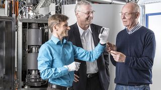 Mit dem Laser-Arc-Verfahren gelingt es Dr. Volker Weihnacht, Prof. Andreas Leson und Dr. Hans-Joachim Scheibe, reibungsmindernde verschleißarme Schichten auf Bauteilen abzuschneiden (v.l.n.r.). (Bild: Dirk Mahler/Fraunhofer)