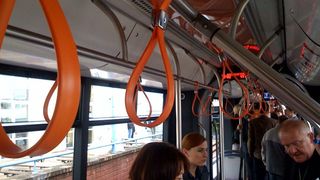 Antimikrobielle Kunststoffe für Halteschlaufen -Infektionswege in öffentlichen Verkehrsmitteln unterbrechen. Bilder: faigle (Archiv: Vogel Business Media)