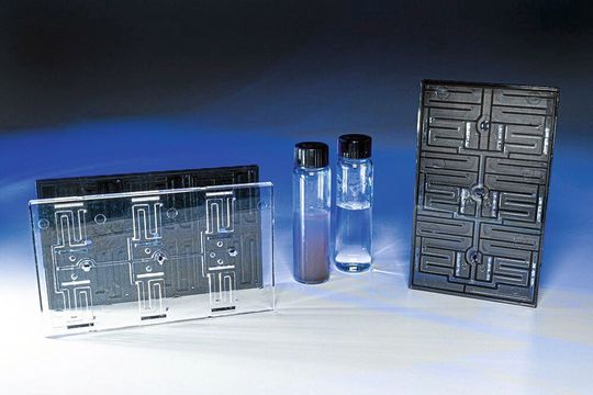 Mit dem im Projekt „Microchip“ entwickelten mikrofluidischen Lab-on-a-Chip lassen sich Proben aus wenigen Tropfen in kurzer Zeit vollautomatisiert analysieren. Mit dem im Projekt „Microchip“ entwickelten mikrofluidischen Lab-on-a-Chip lassen sich Proben aus wenigen Tropfen in kurzer Zeit vollautomatisiert analysieren.