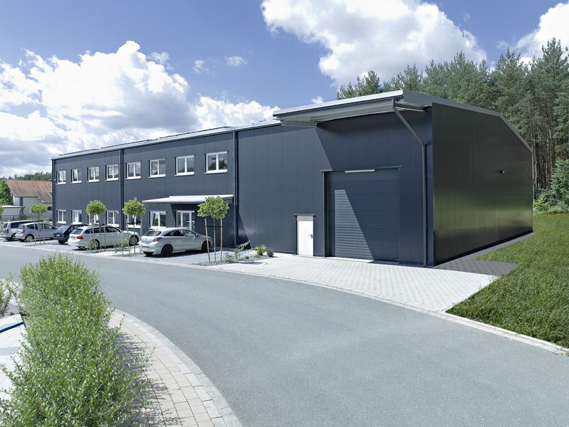 Losberger Stahlhalle: in Dach und Wand mit 100 mm Sandwichelementen gedämmt. Eingebaut wurde eine zweite Ebene. (Bild: Losberger)