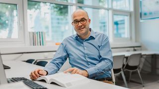 Prof. Dr.-Ing. habil. Herbert Baaser – künftiger Geschäftsführer der DKG.Prof. Baaser, 1971 in Rüsselsheim geboren, verfügt über ein umfangreiches Fachwissen und langjährige Erfahrung in den Bereichen Maschinenbau, Mechanik und Materialwissenschaften. Nach seinem Studium an der TU Darmstadt, wo er sowohl promovierte als auch habilitierte, sammelte er wertvolle industrielle Erfahrungen als Berechnungsingenieur und später als Senior Engineer für Materialmodellierung und Lebensdauer bei dem Unternehmen Freudenberg in Weinheim.  (Bild: Herbert Baaser)