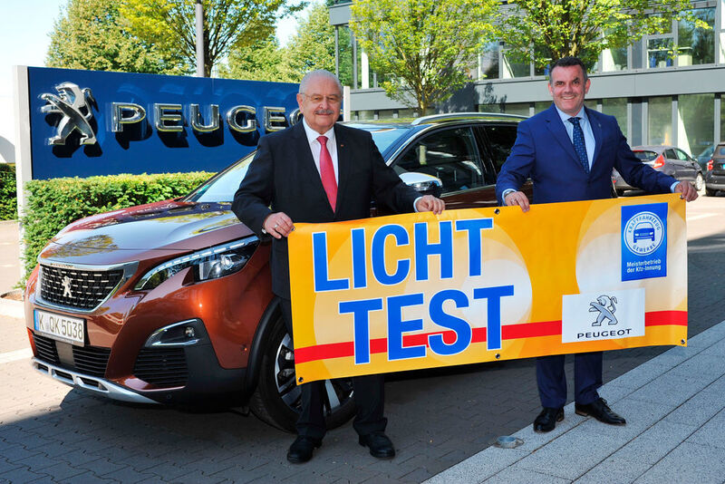 Unterstützung für den Licht-Test: ZDK-Präsident Jürgen Karpinski (li.) und Steffen Raschig, Geschäftsführer Peugeot Deutschland.  (Promotor)