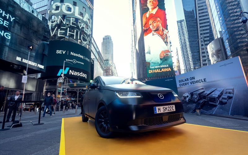 Sono Motors sieht sich nicht nur als Hersteller des Sion (vorne im Bild), sondern auch als Systemlieferant für seine Solartechnologie auf Nutzfahrzeuge und Busse (hinten rechts). Sono Motors sieht sich nicht nur als Hersteller des Sion (vorne im Bild), sondern auch als Systemlieferant für seine Solartechnologie auf Nutzfahrzeuge und Busse (hinten rechts).