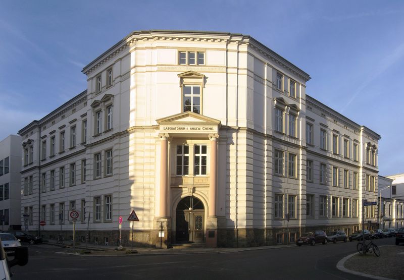 2023 – Platz 3: Uni Leipzig 4,4/5 Sterne  ★ ★ ★ ★ ✩   Den dritten Platz der besten Chemie-Unis sichert sich die Universität Leipzig.  Hier sei angemerkt, dass die Uni dennoch die schlechteste Bewertung des Rankings im Bereich „Unterstützung am Studienanfang“ hat (2,7/5).      Aus der Forschung: Wissenschaftler der Universität Leipzig und des Helmholtz-Zentrums für Umweltforschung (UFZ) haben untersucht, wie Nanoplastik Organfunktionen und Verhalten beeinflussen kann.   Ebenfalls interessant: Top 10 der besten Universitäten für Biologie und Biowissenschaften.       Bildquelle: Wikimedia:  Laboratorium fuer Angewandte Chemie Leipzig, Autor: Lumu (talk) (CC BY-SA 3.0)    (Wikimedia, Lumu (talk) (CC BY-SA 3.0))