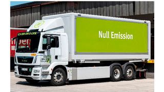 Nachhaltig genug? So, wie mithilfe dieses MAN-Elektro-Trucks, funktioniert es laut dpa mit Blick auf einige Glieder der Lieferkette in Sachen Ressourceneffizienz noch nicht. Es bestehe Nachholbedarf. (Bild: MAN)