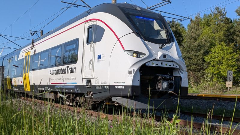Ein Mireo-Zug von Siemens Mobility wurde im Projekt „Automated Train“ für eine vollautomatisierte Bereitstellungs- und Abstellfahrt im offenen Bahnnetz eingesetzt.(Bild:  Siemens Mobility)