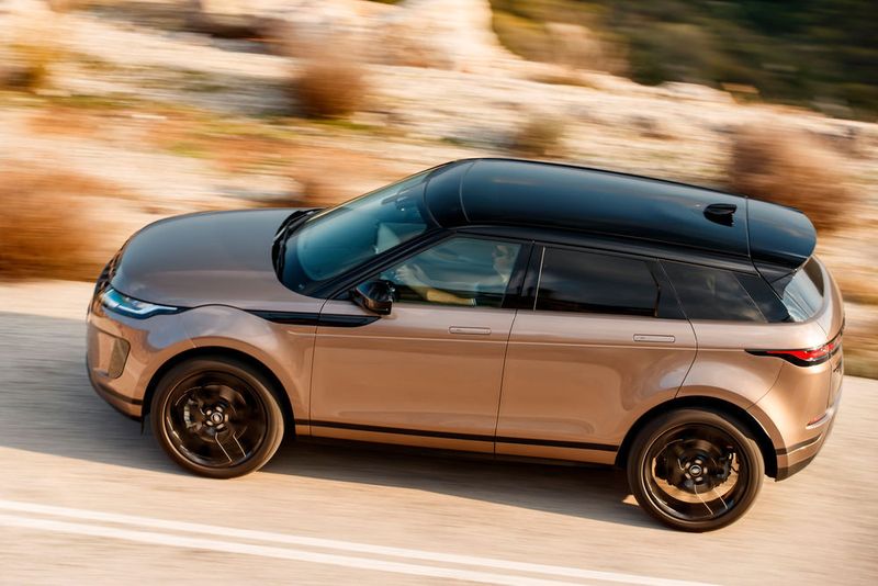 Der kurze Radstand macht das SUV ziemlich knackig und trotz der schweren Masse lässt sich mit dem straff abgestimmten Evoque recht sportlich ums Eck flitzen. (Jaguar Land Rover)