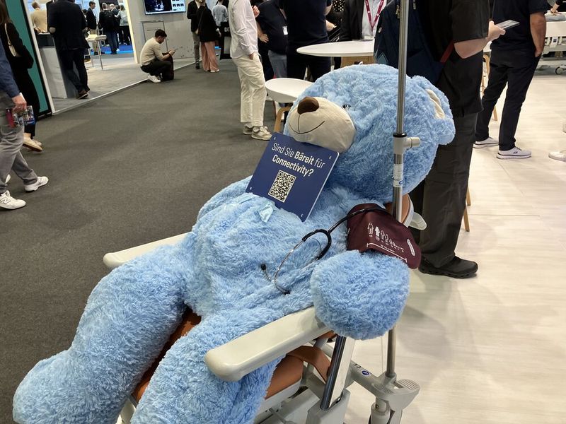 Der Bär, der vernetzt: Ganz vorne mit dabei ist immer das Maskottchen.  (©Serina Sonsalla / Vogel IT-Medien)