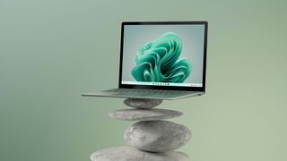 Das Microsoft Surface Laptop 5 ist sehr flach, aber mit knapp 1,3 kg für ein 13,5-Zoll-Premium-Notebook vergleichsweise schwer.  (Bild: Microsoft)