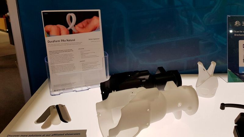 Für seine offene Materialstrategie im Bereich SLS hat 3D Systems den Kunststoff DuraForm PAx vorgestellt. Das Nylon-Copolymer besitzt ähnliche Eigenschaften wie spritzgegossene Kunststoffe und soll sich durch eine hohe Schlagzähigkeit mit hoher Bruchdehnung in jede Richtung auszeichnen.   (Bild: D.Quitter / VCG)