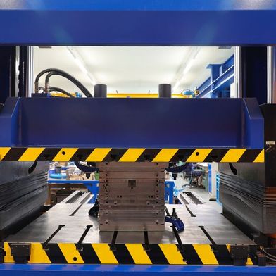 Die Tuschierpresse HMG 70XS1510 des chinesischen Herstellers SXKH vereint alle Funktionen, die die Werkzeugbauer bei HPF benötigen, mit einer sehr kompakten Bauweise. Den Ausschlag zur Beschaffung gab letztlich der Beschaffungspreis – und ´das Vertrauen in die Qualität etablierter internationaler Schlüsselkomponenten.  (Bild: Maschinenmarkt/rw)