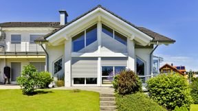 Alu-Rollläden können als wirksamer Hitzeschutz den kostspieligen Betrieb von Klimaanlagen oft überflüssig machen.  (Bild: Schanz)