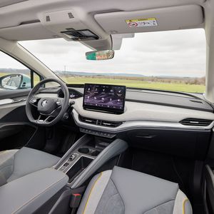 Im Cockpit wählten die Ingenieure eine angehnehme Mischung aus Touch- und Analogwelt, deren Bedienung sich nahezu intuitiv erschließt.(Bild:  Skoda)