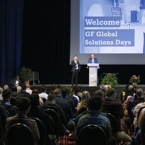 Am ersten Tag der Veranstaltung hielten Johnson Chen, Head of Market Region China, und Ivan Filisetti, Präsident GF Machining Solutions, die einführenden Vorträge in Palexpo Locarno.(Bild:  GF Machining Solutions)