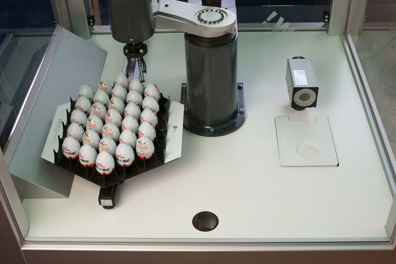 Demonstrator auf der SPS IPC Drives 2017: Scara-Roboter (programmiert in G-Code) greift Eier aus einem Magazin auf einer Linearachse (Motion Control) und transportiert sie zur Inspektion beziehungsweise CNC-Bearbeitung. (Eckelmann)