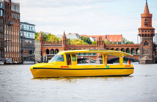 Das Solarschiff-Pilotprojekt Behala von DHL und Solarwaterworlds wird bis Sommer 2024 verlängert, heißt es. Mit Zustimmung des Berliner Senats wird auch die Route erweitert. Hier erfahren Sie, was man jetzt plant ...(Bild:  DHL)