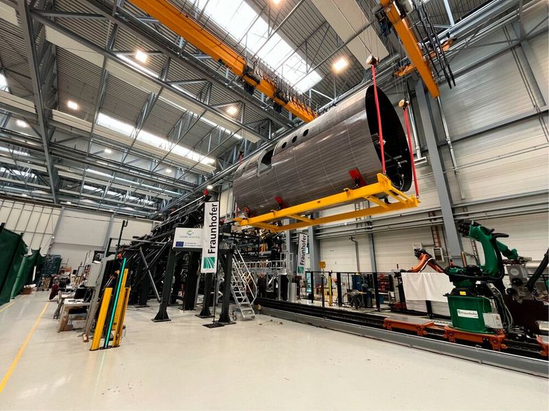 Für das Austakten der fertig gefügten Rumpfsektion wurde eine Unterschalenaufnahme entwickelt, welche auch für Transportzwecke der gesamten Rumpfsektion ausgelegt ist. (Bild: Fraunhofer IFAM)