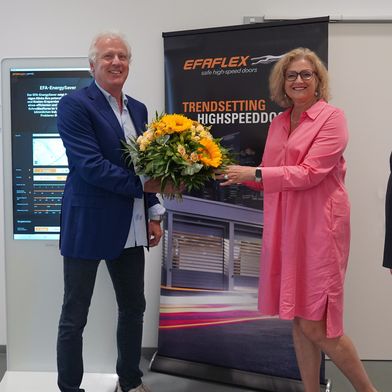 Gratulation für die Projektentwickler Rebecca Hofstätter-Griss und Jan Hauffe (r.). (Bild: Efaflex)