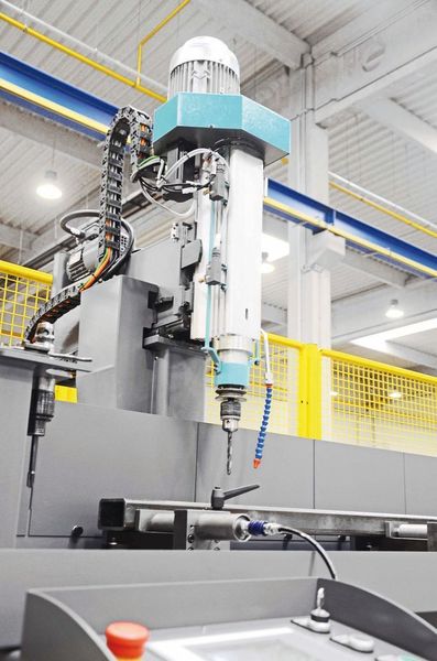 Die Bohr- und Gewindeeinheit der Moved wird über die gesamte Bearbeitungslänge des Bohrsystems auf vorgespannten Linearführungen gelagert und über Ritzel und Zahnstange in der X-Achse bewegt. (Bild: Bomar)