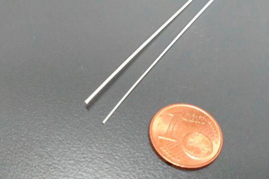 Endlos-Cellulosefaserstrang (rechts), pultrudiert mit cellulosebasiertem Bindemittel (links)(Bild:  DITF)