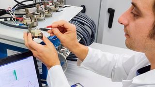 Kontaktierung von Laborzellen für die Untersuchung der elektrochemischen Leistungsfähigkeit von Aluminium-Ionen-Batterien (AIB) am FraunhoferTechnologiezentrum Hochleistungsmaterialien THM in Freiberg. (Ulrike Wunderwald/Fraunhofer IISB)