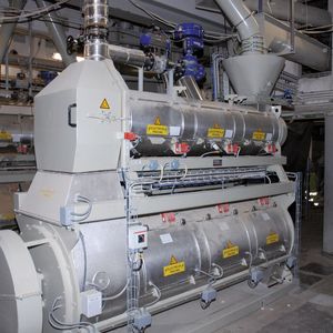 Abb. 1: Dem Konditionierer, der unter Dampf steht, werden die Rohstoffkomponenten je nach Bedarf aus den Mehlzellen zugeführt.