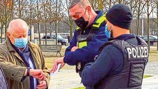 ZDK-Präsident Jürgen Karpinski im Gespräch mit der Berliner Polizei. (ProMotor)