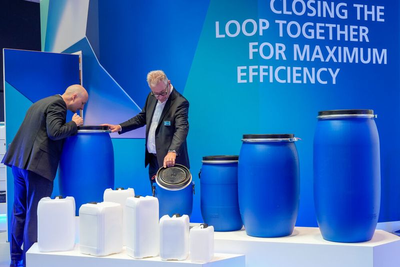 Zur Interpack 2026 präsentierte Schütz mit CircularOne einen ganzheitlichen Kreislaufservice, der sämtliche Leistungen in einer Plattform bündelt: Rücknahme, Rekonditionierung, Recycling und Versorgung mit Industrieverpackungen integriert in individuelle Kreislaufsysteme bieten echte Effizienzsteigerung mit „One-Stop-Convenience“ und maximaler Planungs- und Liefersicherheit. Zudem zeigte der Spezialist für Industrieverpackungen weitere Produktneuheiten, wie die neuen SC2-Kanister mit optimierter Geometrie und kompatibler Stapelbarkeit oder die neue 3-Kufen-Stahlpalette für IBC, die nun in Serie geht.  (Bild: Messe Düsseldorf / Tillmann)
